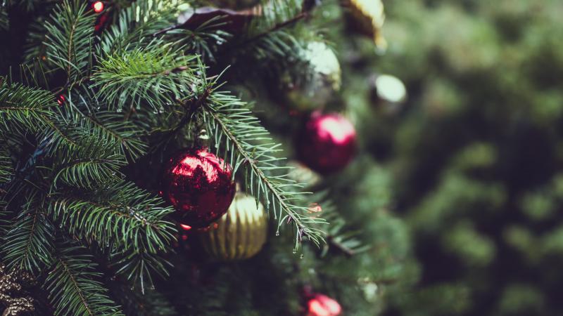 sapin et boules de Noël