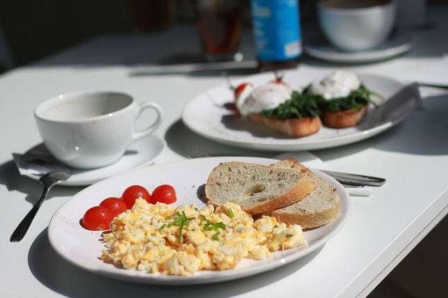 Assiette sur une table de cantine