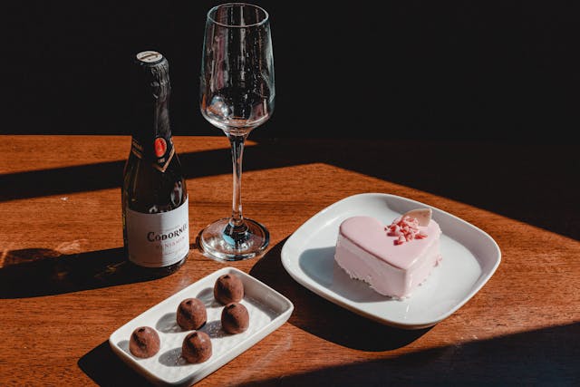 photo d'un verre de vin et de chocolats
