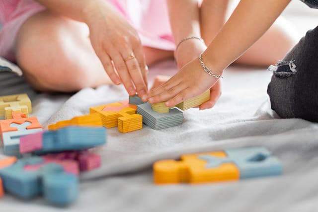 Enfants jouant aux cubes avec un parent