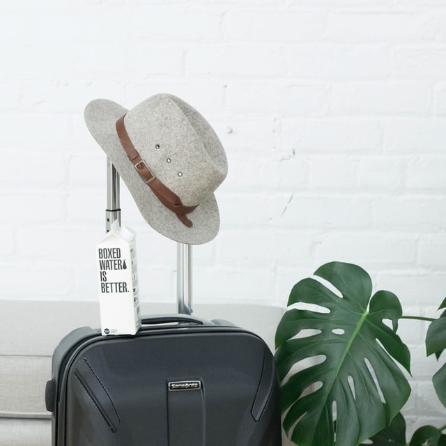 Valise et chapeau